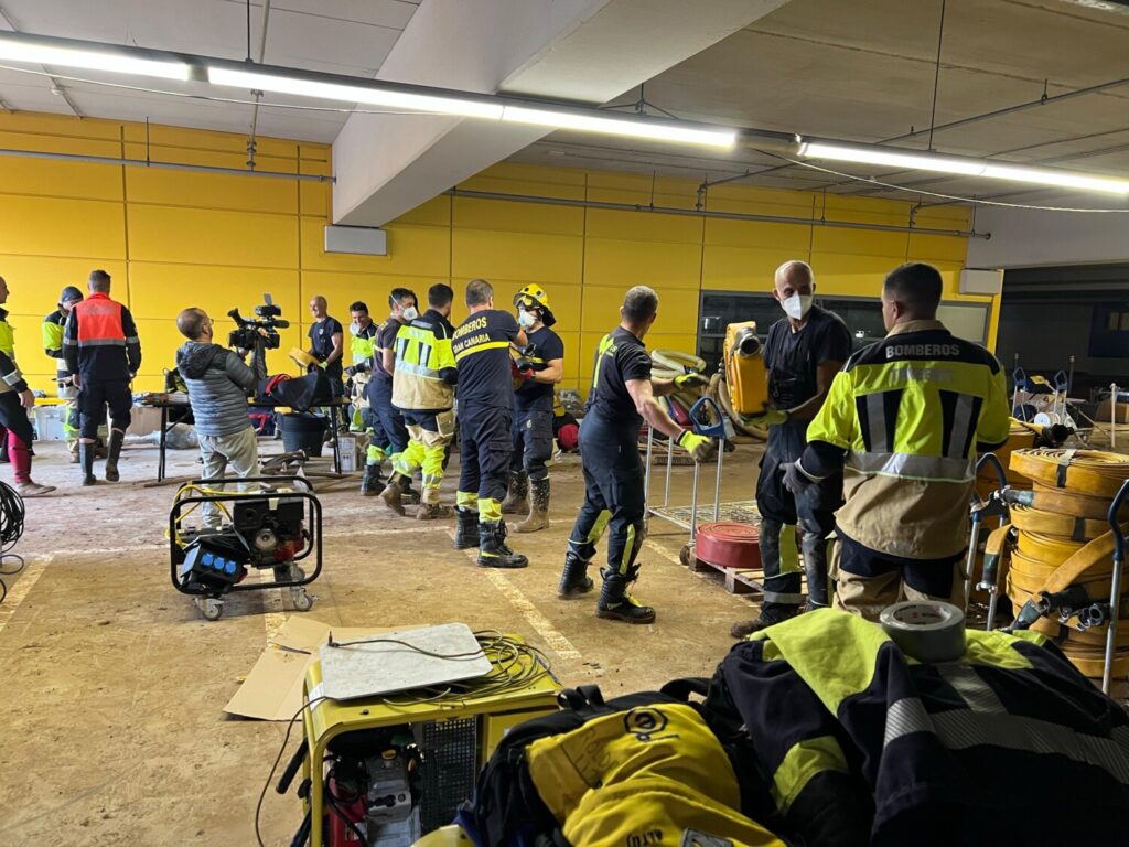Bomberos de Tenerife y de Gran Canaria desplazados a Valencia trabajan en habilitar un espacio como punto de logística para los afectados / 112 Canarias