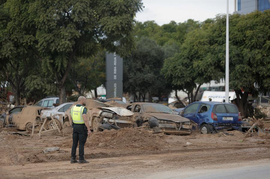 Un efectivo de la Guardia Civil vigila en el polígono industrial de Riba-roja de Túria, este viernes. EFE/Manuel Bruque