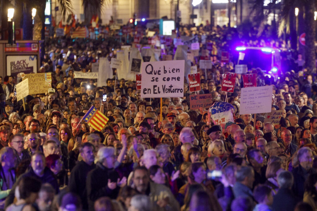 Imagen de los manifestantes en la multitudinaria protesta de este sábado en Valencia