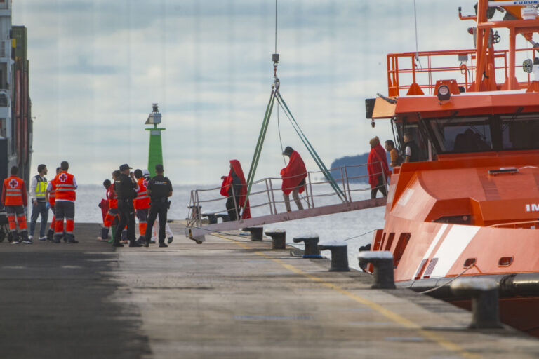 Rescatan un cayuco con 50 personas en aguas próximas a Puerto del Rosario