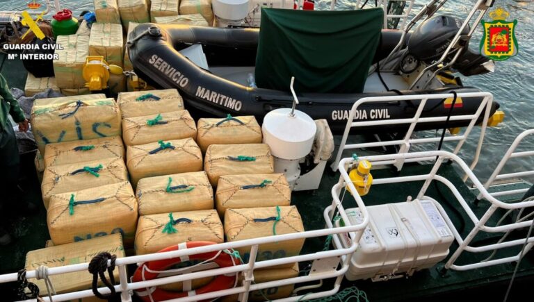 Interceptan 4.500 kilogramos de hachís en dos embarcaciones neumáticas en la costa de Gran Canaria