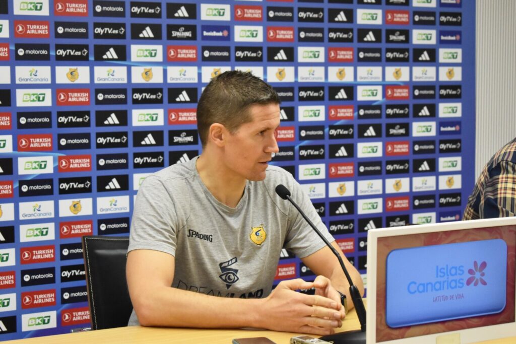 Jaka Lakovic en rueda de prensa, entrenador del Dreamland Gran Canaria