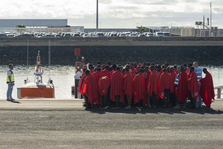 Rescatada una neumática con 62 hombres en aguas cercanas a Lanzarote