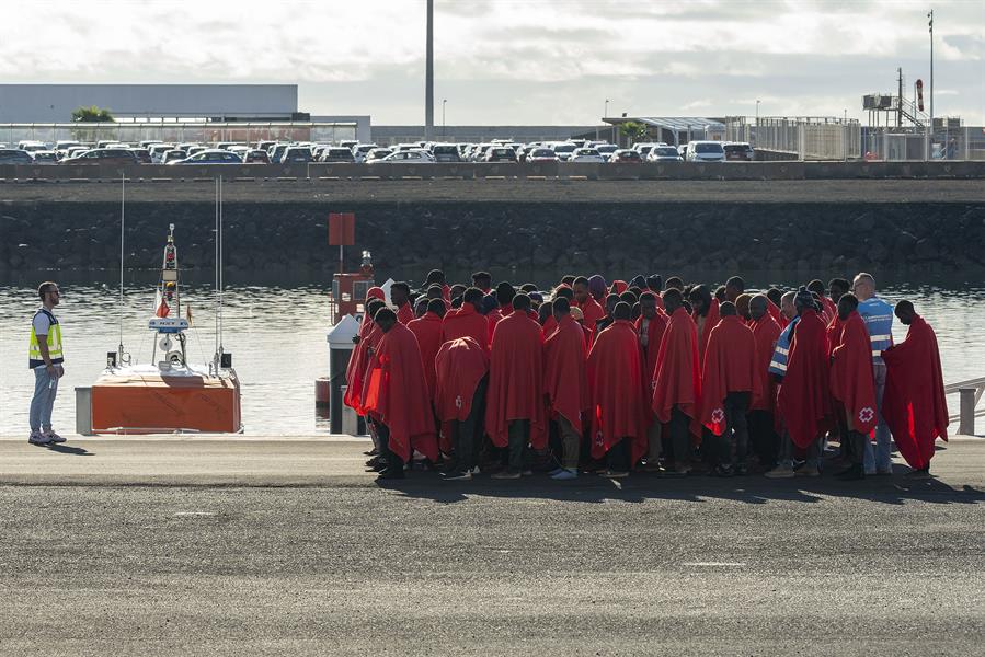 Rescatada una neumática con 62 hombres en aguas cercanas a Lanzarote