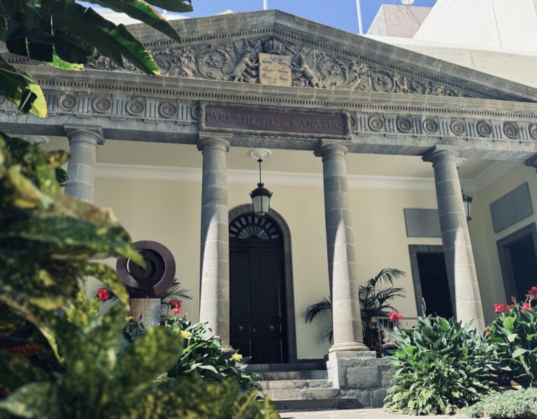 Los miembros del Parlamento de Canarias multiplican sus dietas: pasan de 904 a 2.087 euros
