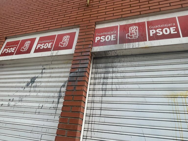 El PSOE denuncia vandalismo en su sede de Guadalajara