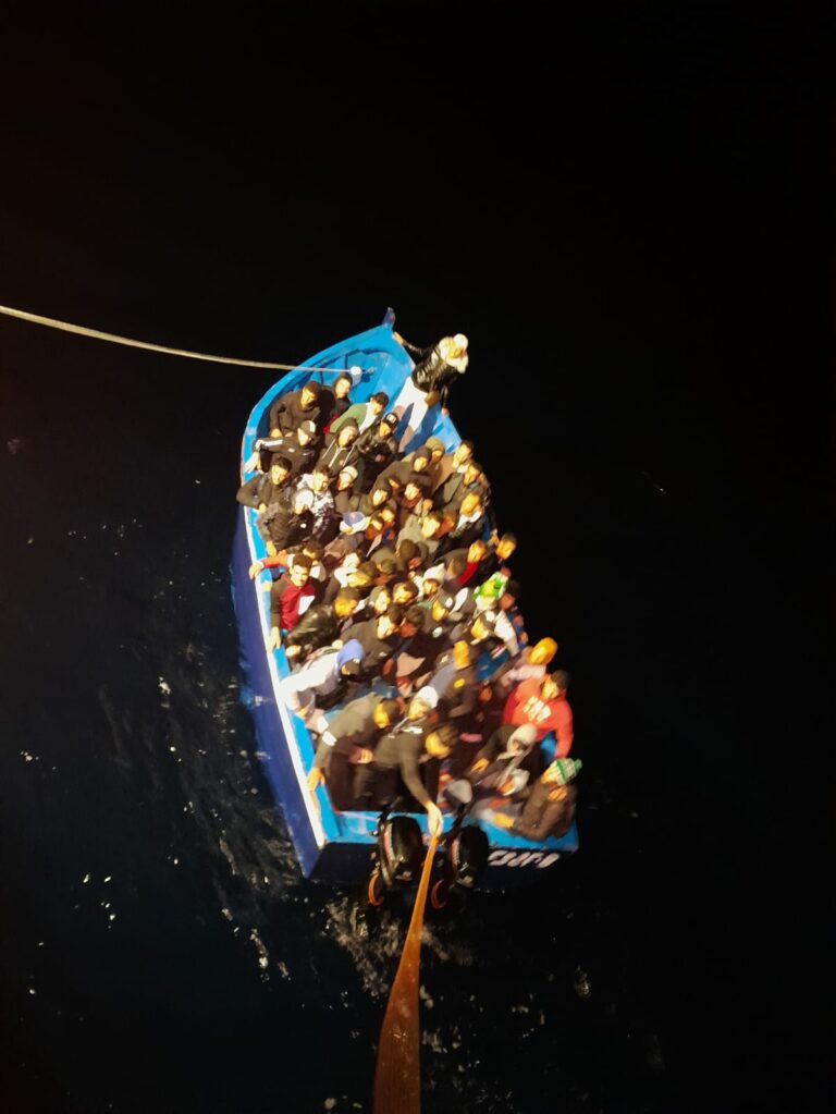 Llegan a Canarias 12 embarcaciones con más de 700 personas en las últimas horas