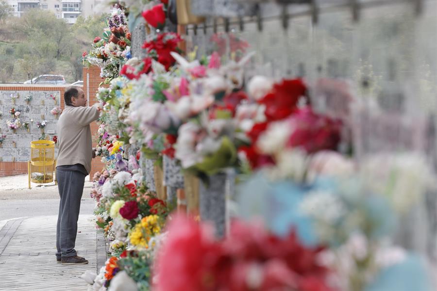 Un hombre visita la sepultura de un ser querido este viernes 1 de noviembre, Día de Todos los Santos. EFE/Zipi Aragón