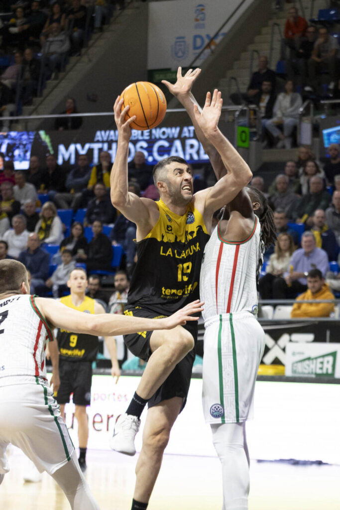 LA LAGUNA (TENERIFE), 10/12/2024.- El pívot de La Laguna Tenerife Shermadini (c), entra a canasta ante la presencia de los jugadores del Pinar Karsiyaka durante el partido de la quinta jornada de la Liga de Campeones que ambos equipos disputaron este martes en el pabellón Santiago Martín en La Laguna (Tenerife). EFE/ Miguel Barreto