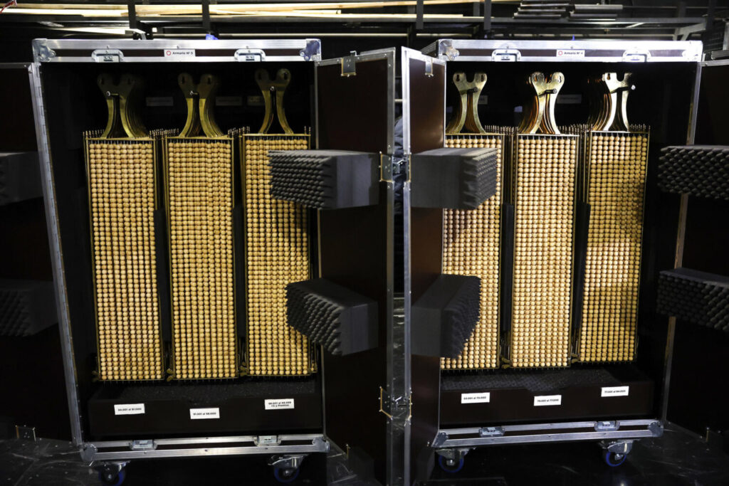 Bolas que se utilizan en el Sorteo Extraordinario de Lotería de Navidad y que junto a los bombos y demás elementos necesarios para el sorteo han llegado este viernes al Teatro Real.