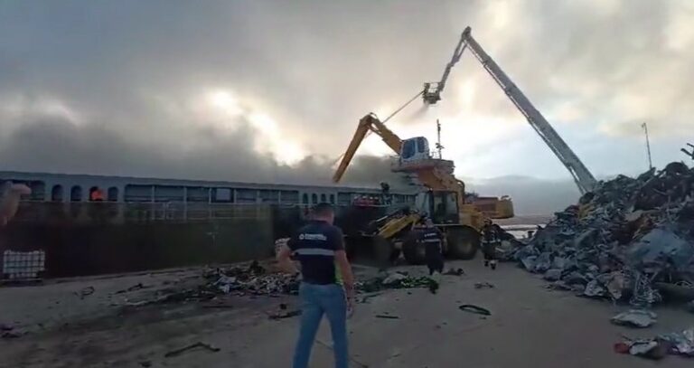 Extinguido el incendio en el buque atracado en el muelle de Arinaga