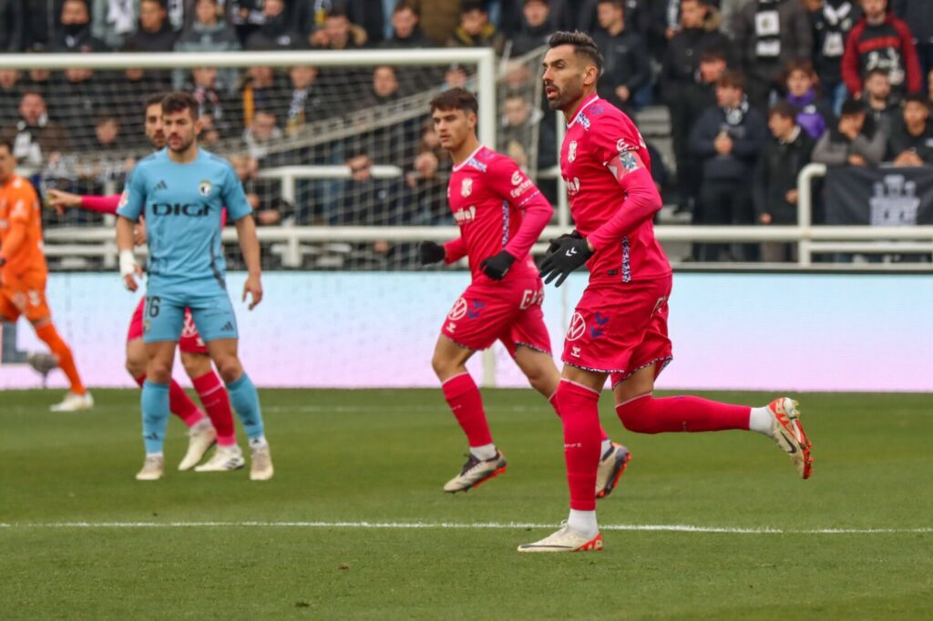 Enric Gallego, capitán del CD Tenerife en primer término en el partido entre el Burgos CF y el CD Tenerife este 22 de diciembre 2024 / CD Tenerife 