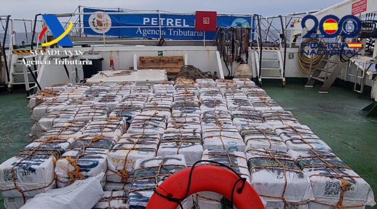 Incautados 3.300 kilos de cocaína en un pesquero que se encontraba a mil millas de Canarias