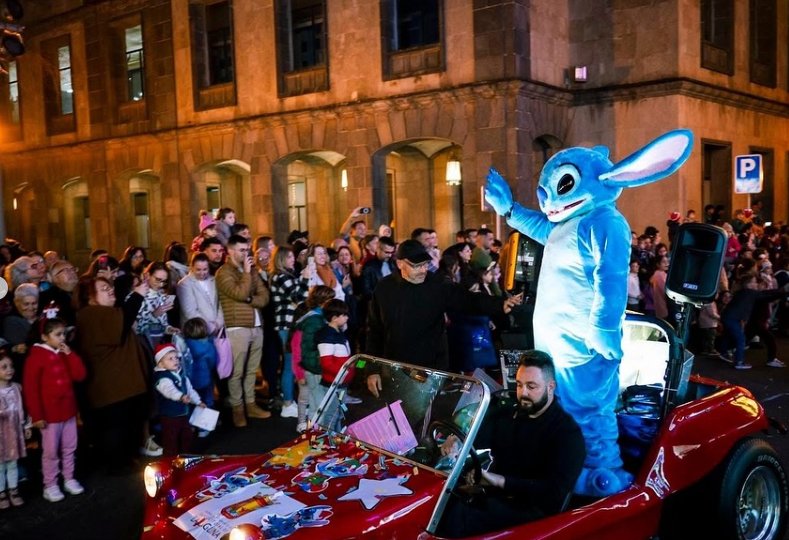 Stich, el famoso 'experimento 626' también fue a la cabalgata/Zona Comercial La Laguna