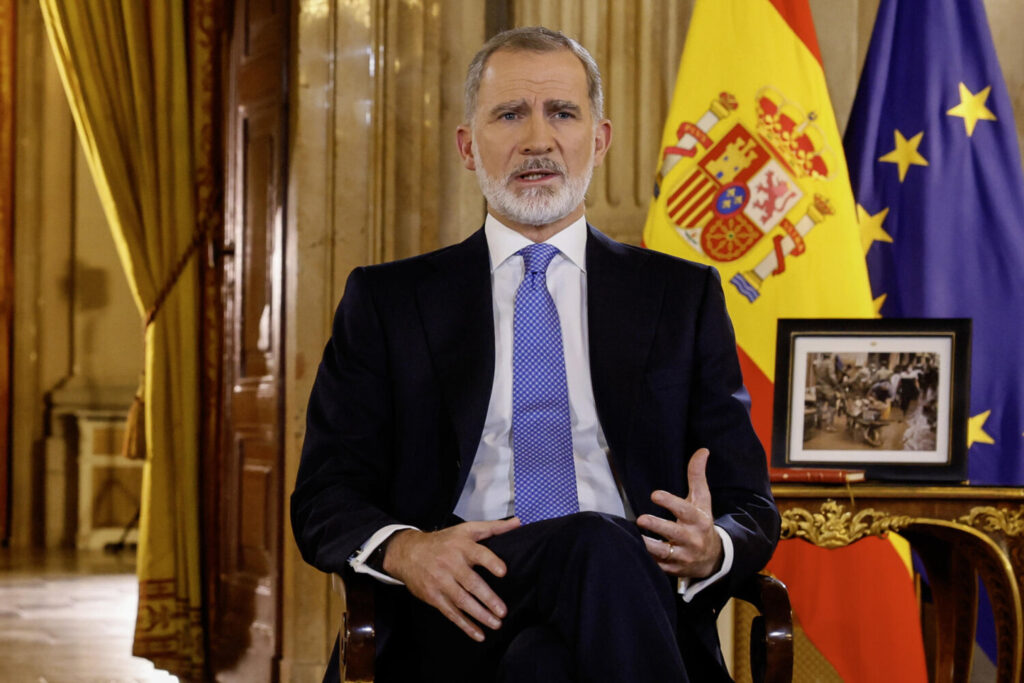 El rey Felipe VI ofrece esta noche el tradicional discurso de Navidad, en un año marcado por la dana. MADRID, 24/12/2024.- Felipe VI en su tradicional mensaje de Navidad, grabado en el Salón de Columnas del Palacio Real. EFE/ Ballesteros POOL