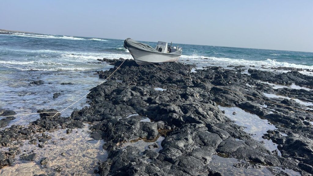 Asisten a una embarcación en Punta Mujeres. Foto de la embarcación que llegó a Punta Mujeres, Lanzarote.