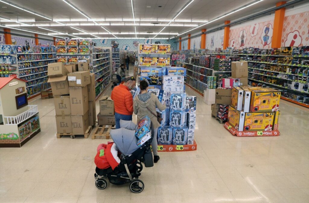 El IPC en Canarias subió un 22% este noviembre. (ARCHIVO) Varias personas compran juguetes en uno de los almacenes de la capital malagueña. Álex Zea/ Europa Press.