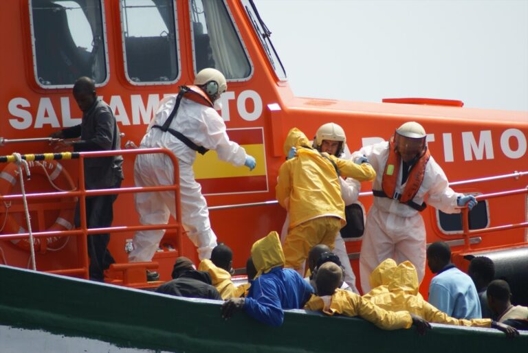 Desembarcan en La Restinga a 61 migrantes de un cayuco que iba sin propulsión