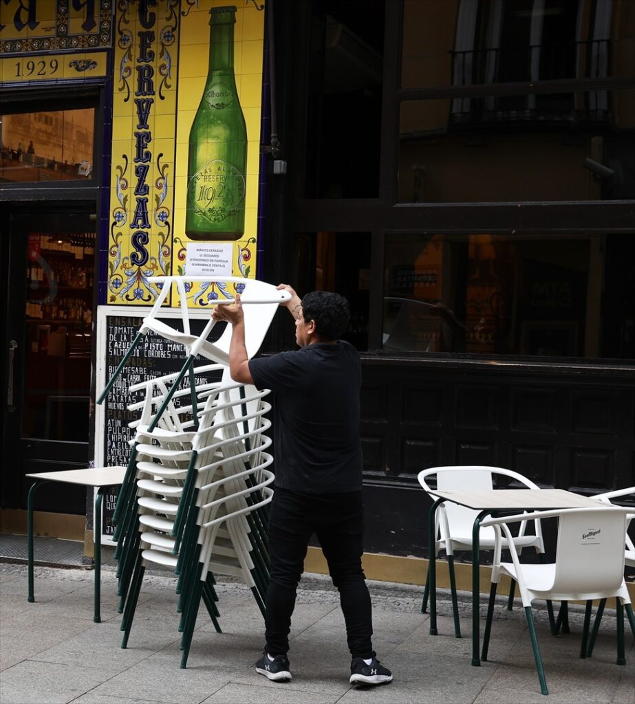 Canarias, segunda comunidad con el coste laboral más bajo. (ARCHIVO) Un joven trabajando de camarero, a 14 de octubre de 2024, en Madrid (España)/ Europa Press.