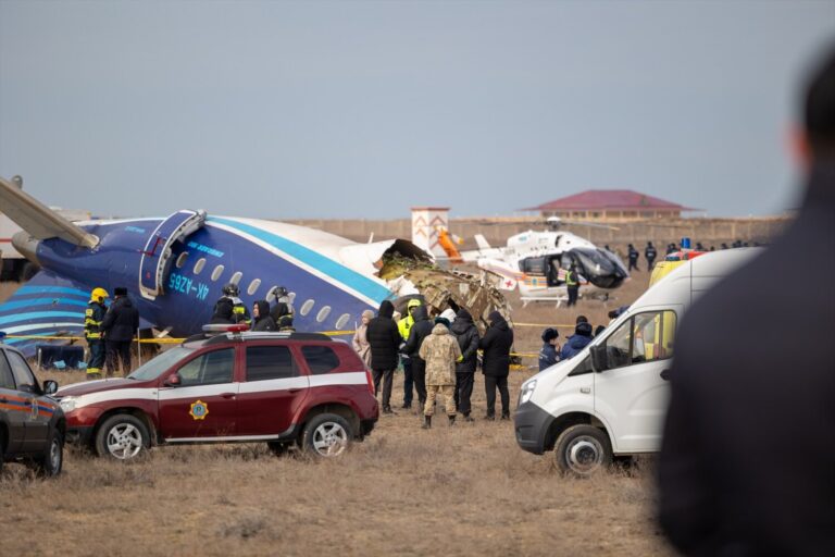 Continúa la investigación en torno al accidente aéreo de Azerbaijan Airlines