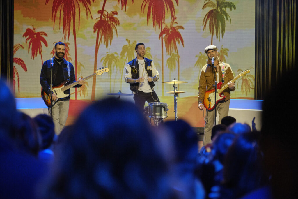 El grupo musical canario, 'Efecto Pasillo' actuando en la gala del 25 aniversario de Televisión Canaria