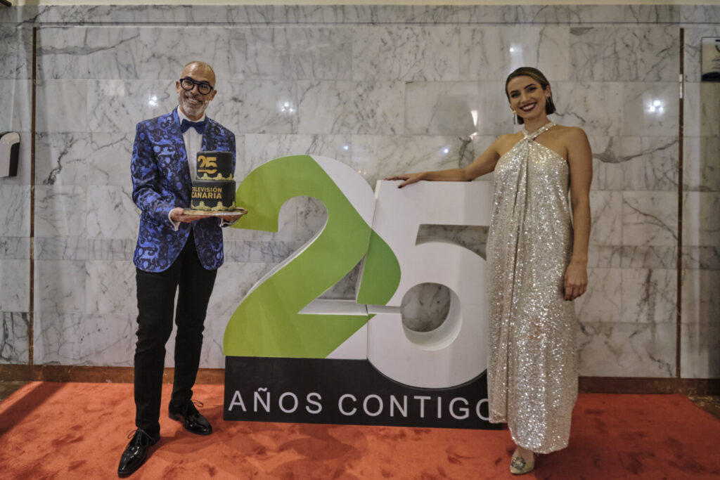 Los presentadores del programa 'Como en casa', Kiko Barroso y Catha González en la gala del 25 aniversario de Televisión Canaria