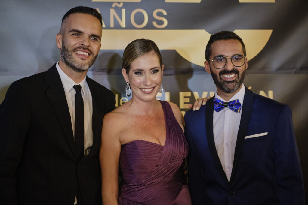 El presentador del true crime 'A contraluz', David Perdomo, la presentadora del 'Telenoticias 1', Alicia Suárez y el presentador de '1 hora menos' Victorio Pérez, posan en la gala del 25 aniversario RTVC