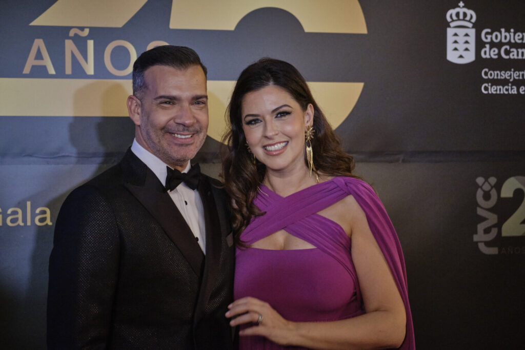 El presentador del concurso 'Cógeme si puedes' y humorista, Dani Calero y la presentadora del programa 'Gente Maravillosa', Eloísa González juntos en la gala del 25 aniversario de Televisión Canaria
