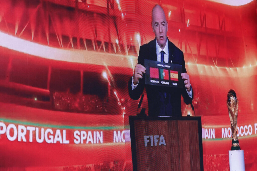 La FIFA hace oficial la candidatura de España, Portugal y Marruecos para el Mundial 2030. El presidente de la FIFA, Gianni Infantino, en el acto abierto a medios en el que se sigue en directo la reunión del Congreso de FIFA en la que se decide sobre la candidatura conjunta entre Marruecos, Portugal y España - YallaVamos2030 para organizar la Copa del Mundo de fútbol. Infantino felicitó a la candidatura de España, Marruecos y Portugal 2030 y a la de Arabia Saudí 2034 por los "dossieres extraordinarios" que han presentado para albergar una competición "épica y espectacular", antes de que el Congreso las confirme como anfitriones. EFE/ Sergio Pérez