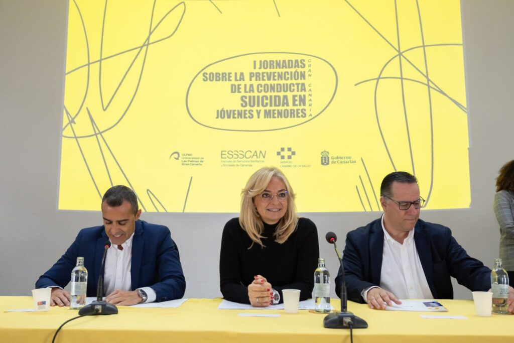 Los consejeros de Sanidad y Educación del Gobierno de Canarias, Esther Monzón y Poli Suárez, durante a inauguración de las I Jornadas de Prevención de la Conducta Suicida en Jóvenes y Menores.