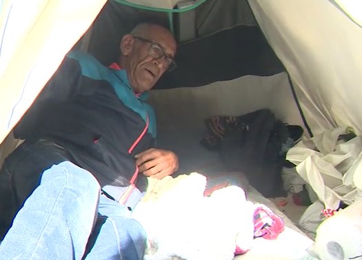 Vive en una caseta por el alto precio del alquiler