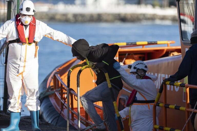 Más de un centenar de migrantes rescatados este viernes entre El Hierro y Tenerife