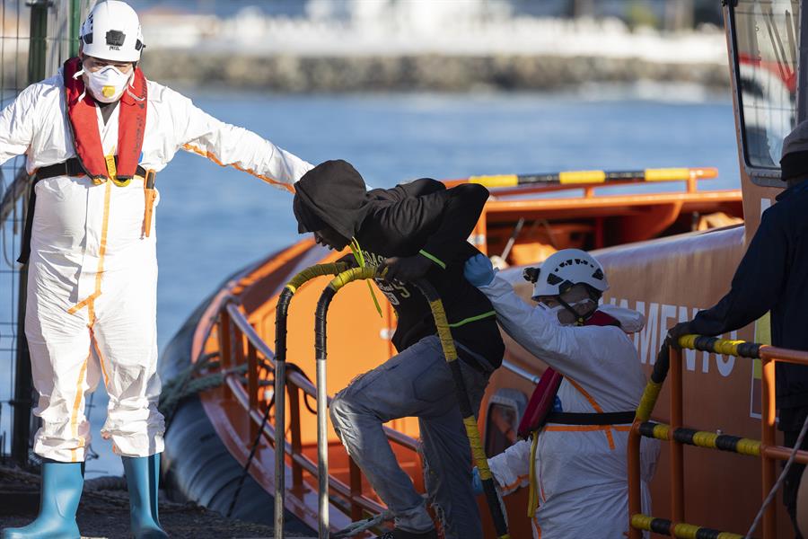 Uno de los últimos rescates realizados por Salvamento Marítimo en El Hierro. Imagen EFE