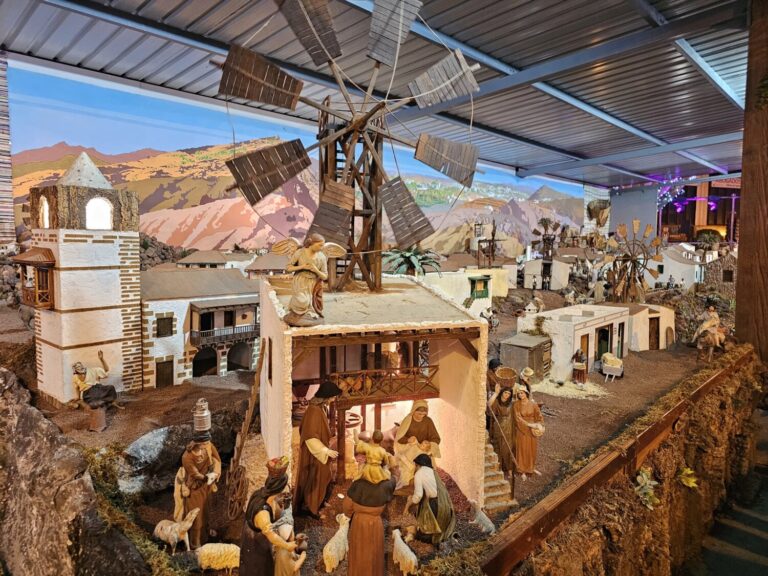 Telde inaugura su histórico portal de Belén con más de 1.000 figuras y 100 casas