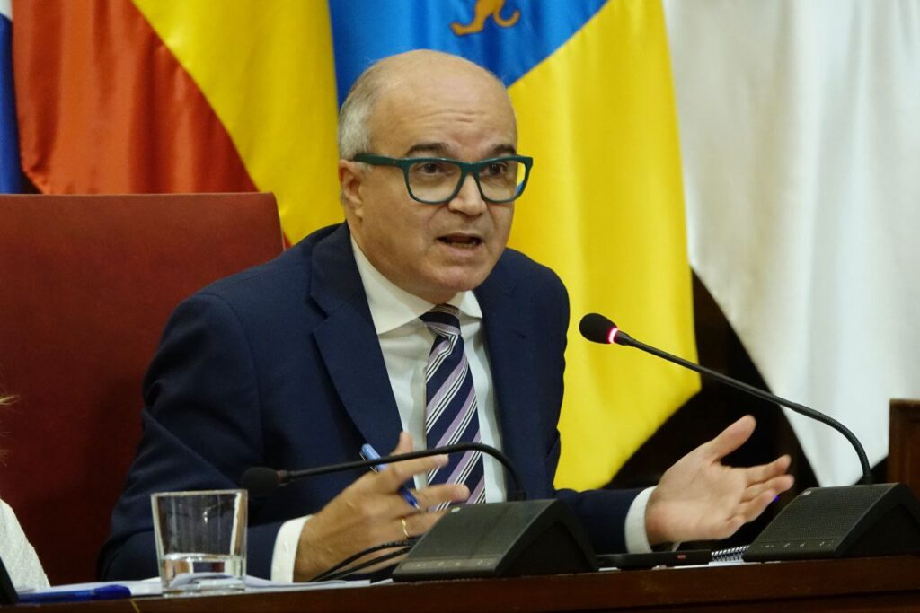 El Ayuntamiento de Santa Cruz aprueba los Presupuestos para 2025. José Alberto Díaz-Estébanez, concejal de Hacienda, durante el Pleno del Ayuntamiento de Santa Cruz de Tenerife donde se aprobaron los Presupuestos de 2025/ Ayuntamiento de Santa Cruz de Tenerife.