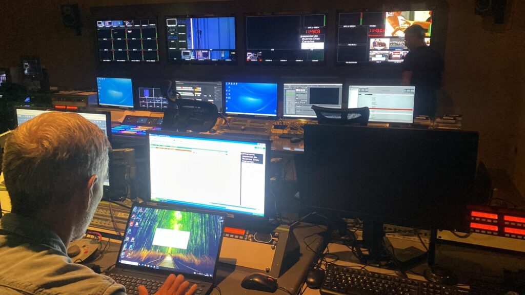 RTVC realizará un despliegue con motivo del Sorteo de la Lotería de Navidad el 22 de diciembre. Desde las 7:30 horas programa especial del Buenos días Canarias con Televisión Canaria y La Radio Canaria. En la imagen el control de realización en uno de los ensayos del programa especial / RTVC 