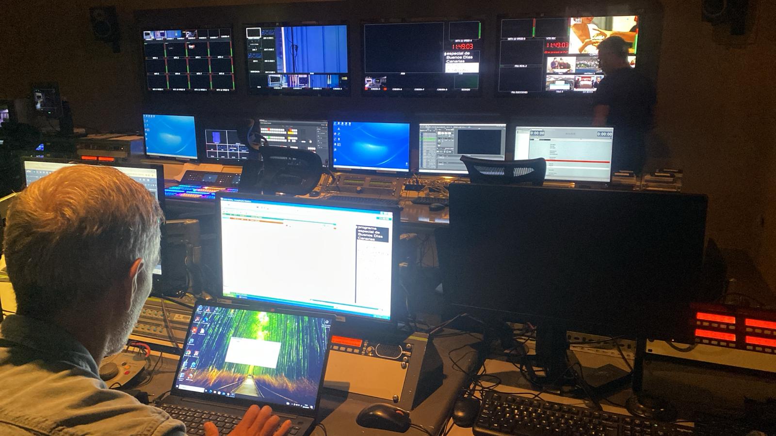 RTVC realizará un despliegue con motivo del Sorteo de la Lotería de Navidad el 22 de diciembre. Desde las 7:30 horas programa especial del Buenos días Canarias con Televisión Canaria y La Radio Canaria. En la imagen el control de realización en uno de los ensayos del programa especial / RTVC
