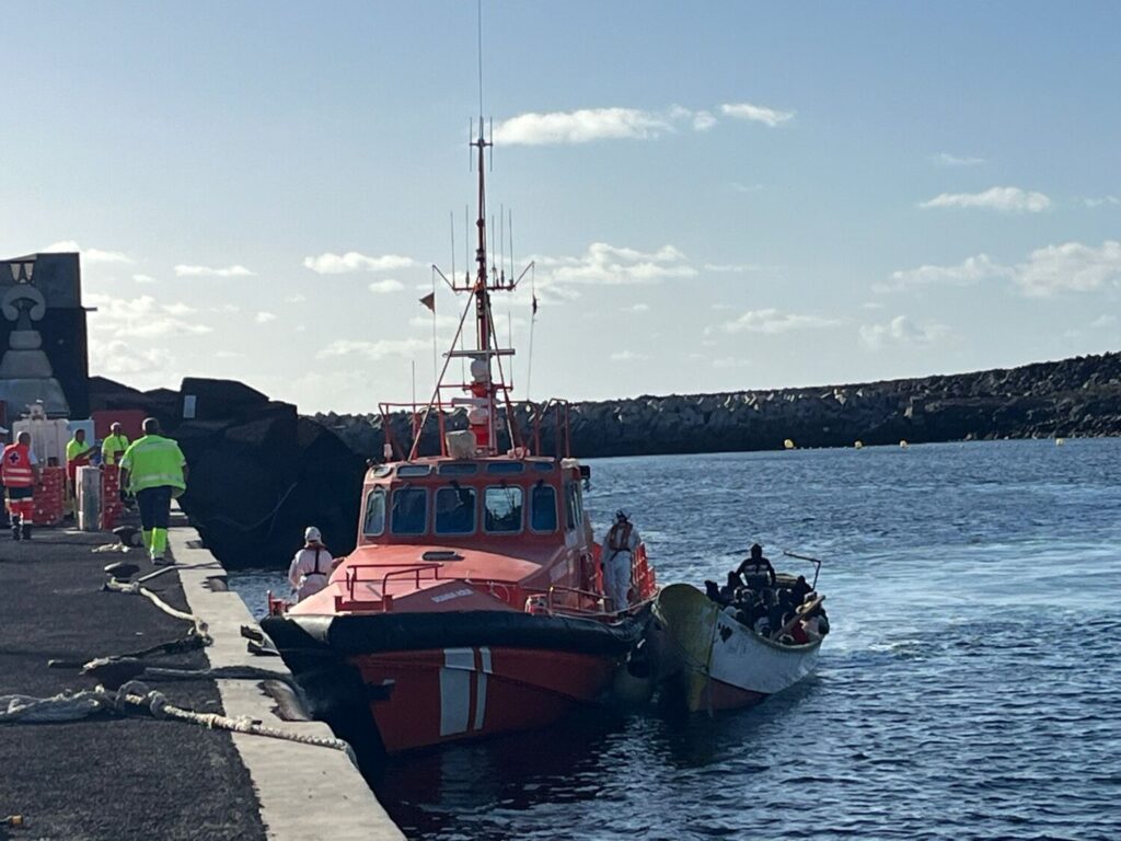 Una de las embarcaciones rescatadas este jueves en aguas cercanas a El Hierro