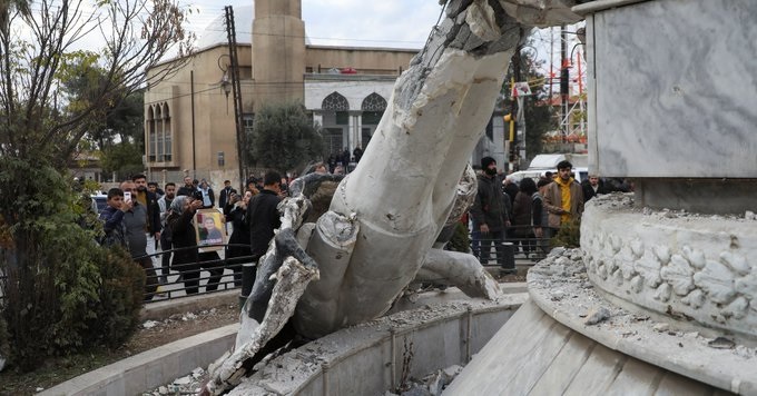 Derribo de una estatua del régimen de Al Asad en Siria. Imagen Reuters