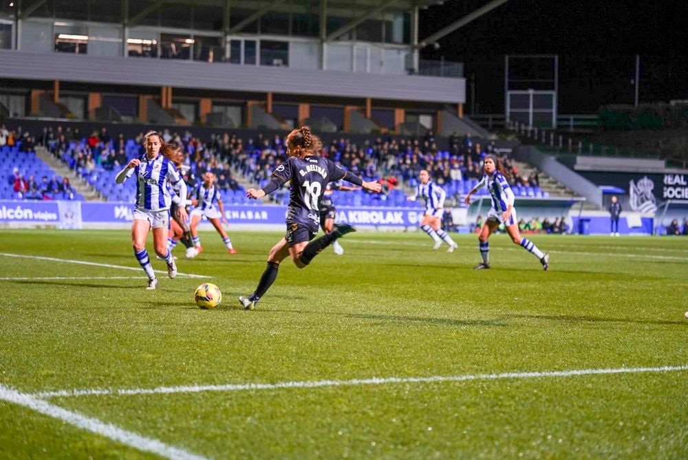 Lance del partido entre la Real Sociedad y el Costa Adeje Tenerife Egatesa disputado este sábado