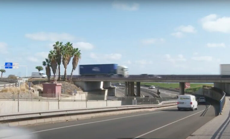 Un motorista cae al vacío en Las Palmas de Gran Canaria