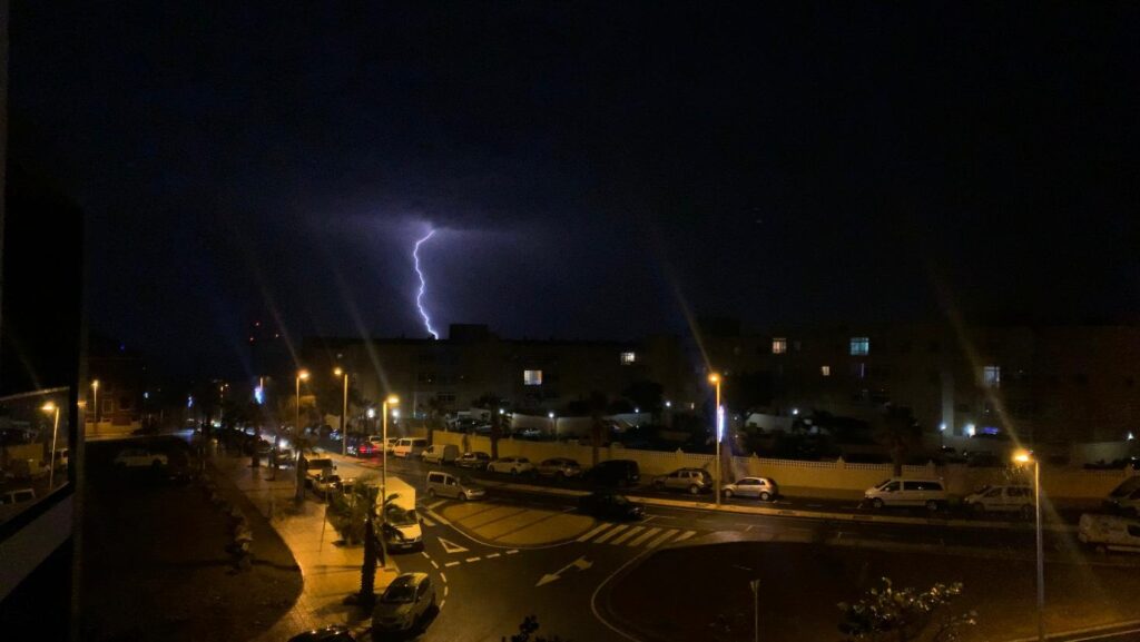 Un rayo cayendo en El Médano, en Tenerife