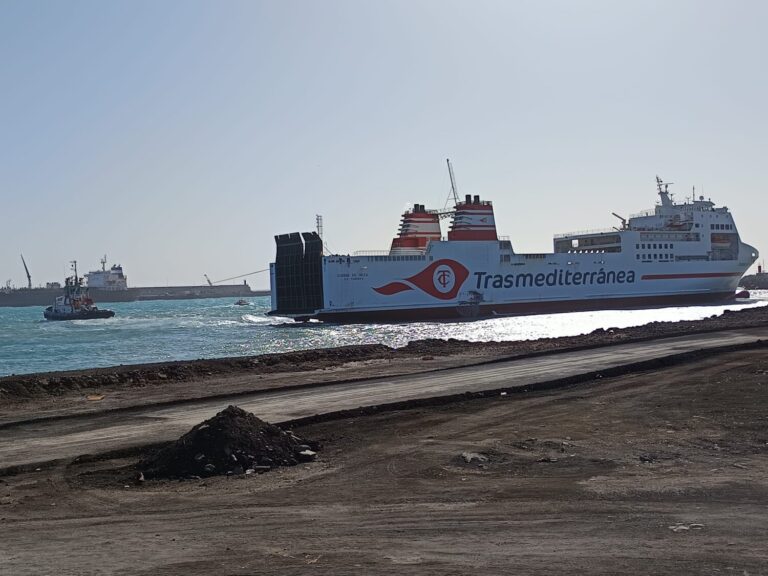 Un ferry choca contra una escollera en el Puerto de La Luz y de Las Palmas por un golpe de viento