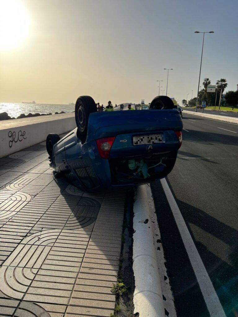 Estado en el que quedó el vehículo en la autovía de Las Palmas de Gran Canaria esta mañana / Policía Local Las Palmas de Gran Canaria