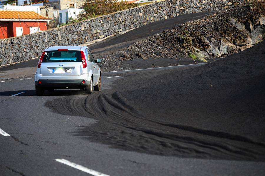 Las rachas de viento mezcladas con la acumulación de ceniza volcánica del Tajogaite han provocado desperfectos en las calles y viviendas del barrio de Las Manchas /EFE/Luis G. Morera
