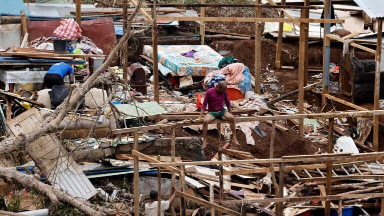 Canarios atrapados en Mayotte esperan a ser evacuados