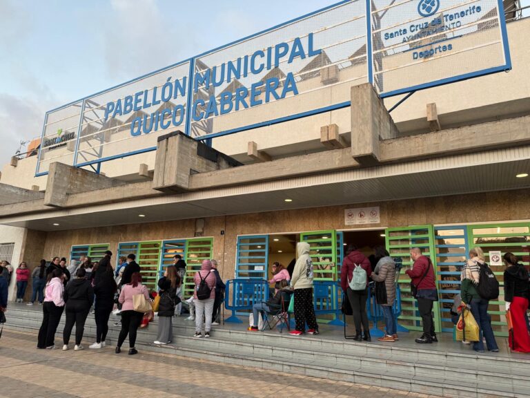 Largas colas para comprar las entradas para la llegada de los Reyes Magos a Santa Cruz de Tenerife