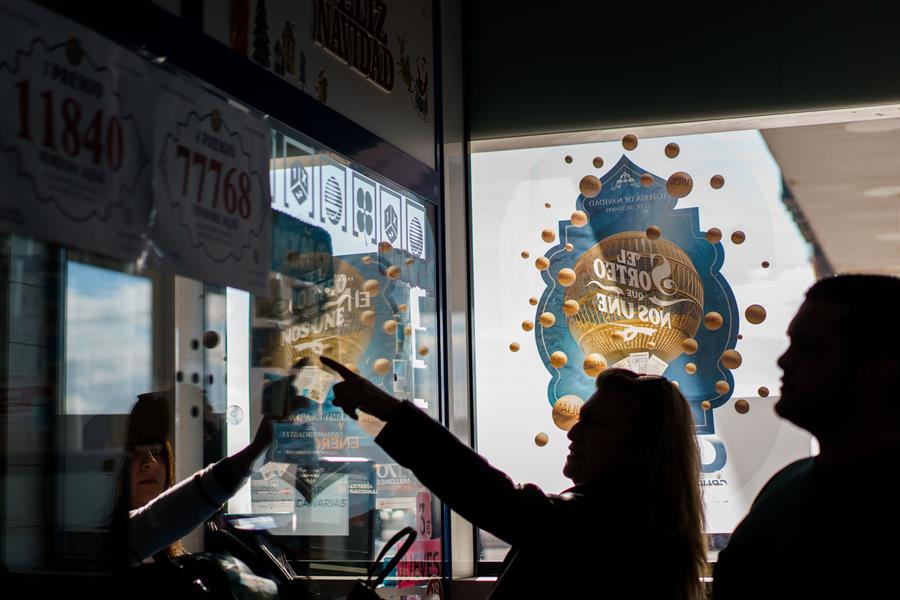 La Lotería de Navidad 2025 repartirá 70 millones más que el año pasado. En la imagen, varias personas compran lotería en la gasolinera La Chasnera en el km 54 de la autopista TF-1 del municipio de Granadilla de Abona (Tenerife). EFE/Ramón de la Rocha