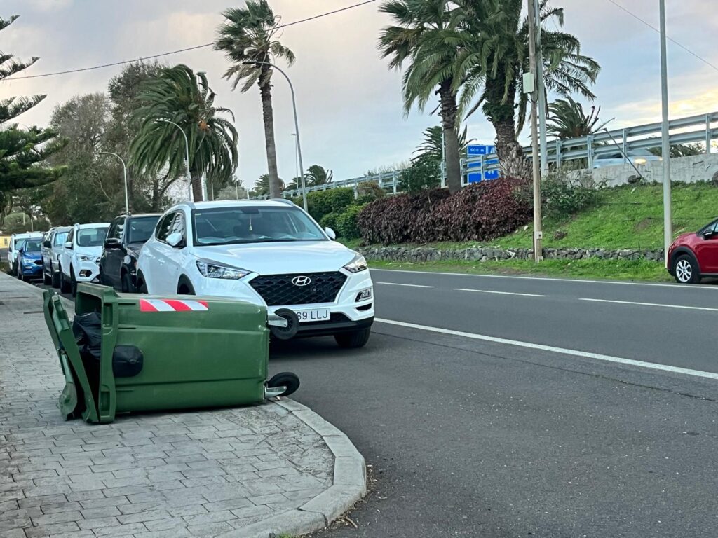 Es una de las imágenes más habituales de esta mañana en la zona norte de Tenerife, muchos contenedores volcados como consecuencia de las fuertes rachas de viento / La Radio Canaria / Carolina Armas 