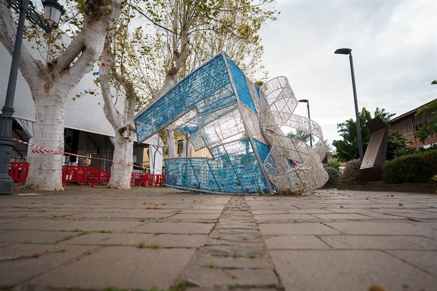 Decoración navideña de una calle de Tacoronte (Tenerife) derribada por el viento.EFE/Ramón de la Rocha